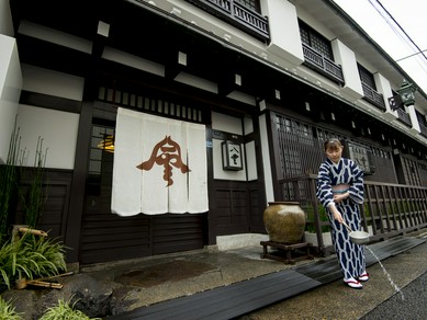 芹沢?介氏デザインによる暖簾が人目をひく風格ある一軒家です