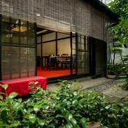 暖簾をくぐれば民芸建築家宮地米三が設計を手掛けた開放感のある空間が広がります。趣の異なる様々なくつろぎの間が連なっており、芹沢氏が描いた雲や草木をモチーフとした襖絵も美しい。