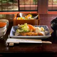 上質なヒレ肉を和風ソースでいただくステーキ弁当をはじめ5種類のランチメニューがあります。ランチには全てコーヒーと水物が付きます。個室で味わうランチはまさに贅沢。要予約の八雲会席もとっておきの日にぜひ。