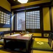 個室は大小あり掘りごたつタイプや椅子タイプなど趣も様々で2名～30名様まで対応。小さな会合や法事など多目的に利用できます。個室料は昼、夜共に奉仕料として10％かかります。