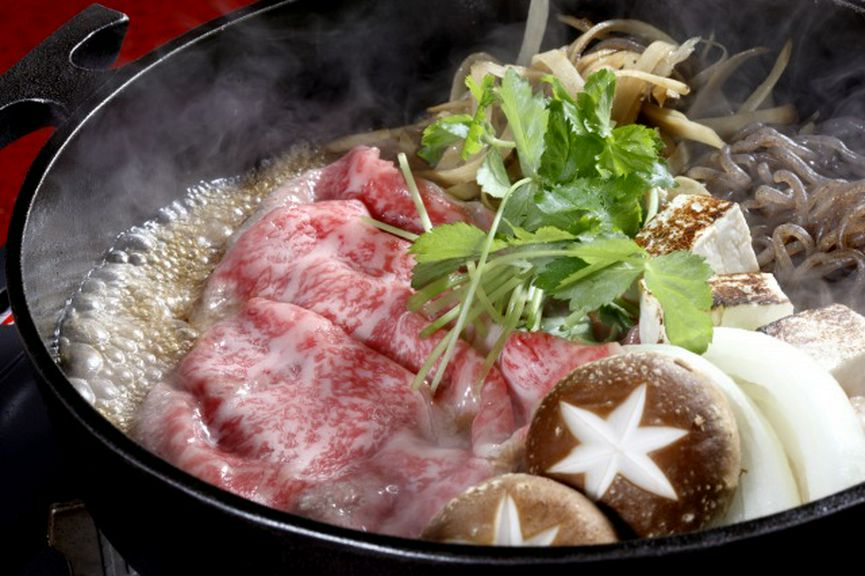 甘辛の自家製割り下も自慢です『すき焼コース』