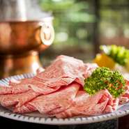 きめ細かい霜降り肉は、リブロースの芯の部分だけを使用。秘伝の胡麻だれとの相性は抜群。煙突の中に炭を入れた火鍋での提供にも風情があります。※単品もあり