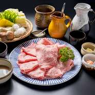 自家製の胡麻だれは門外不出のレシピで手間暇かけています。ごまを炒ることからはじめ、丸二日かけて完成したのちに、半年ほど寝かしております。香ばしいごまの美味しさが引き立ったタレと肉との相性は抜群です。