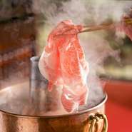 元祖しゃぶしゃぶ店として安全飼育にこだわり、全国有名産地市場より厳選された牛肉を仕入れています。店の看板である肉は特選素材として私共が責任を持って吟味しております。肉本来の美味しさをぜひお試し下さい。