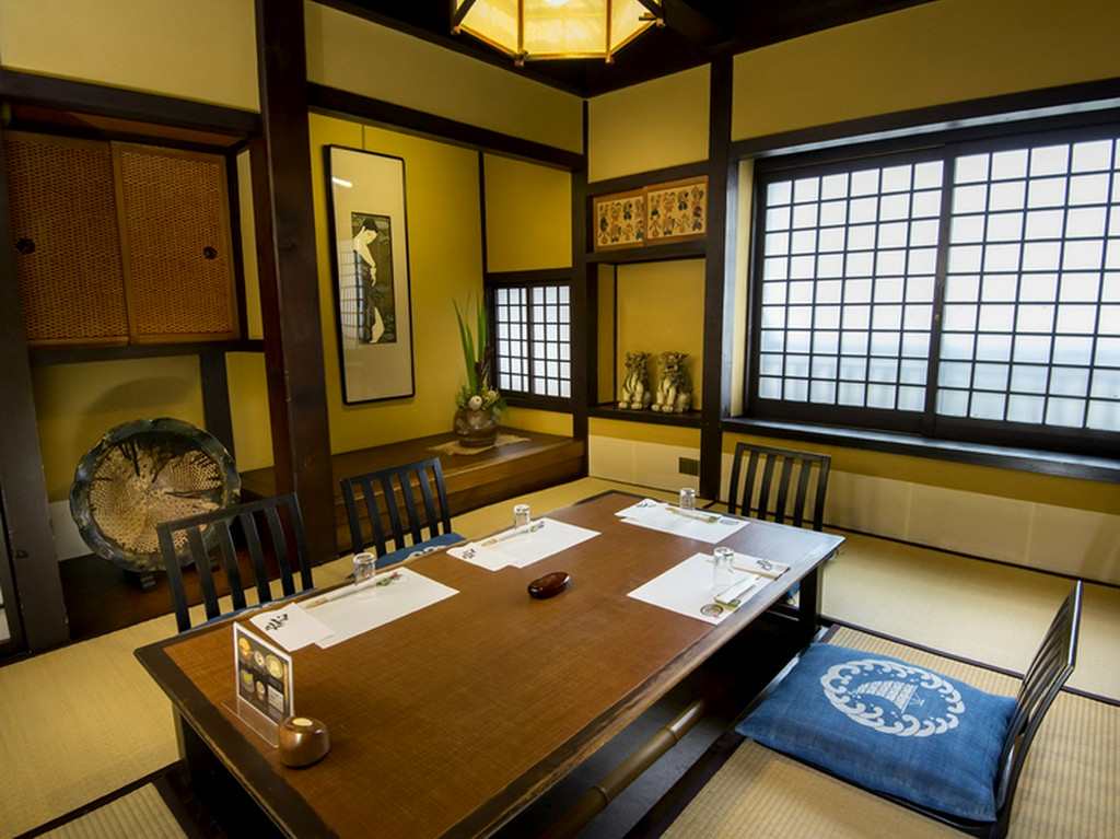 お食事がてら民芸作家の芸術品もご観賞下さい