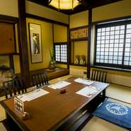 空間の演出には、先代の女将と親交の深かった芹沢銈介や棟方志功といった民芸作家の作品や松本民芸による家具を配しています。歴史ある芸術品の観賞も兼ねて訪れるカップルや外国のお客様も多くみられます。