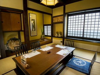 お食事がてら民芸作家の芸術品もご観賞下さい