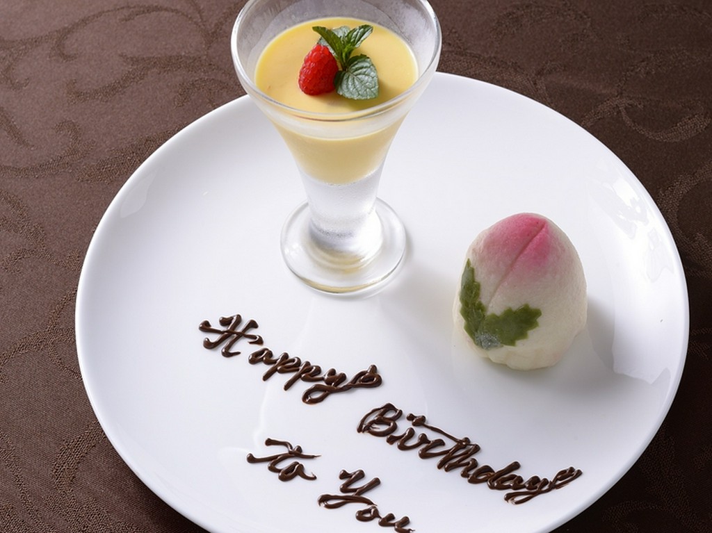 サプライズ登場に感動、記念日に最適なスペシャルプレート