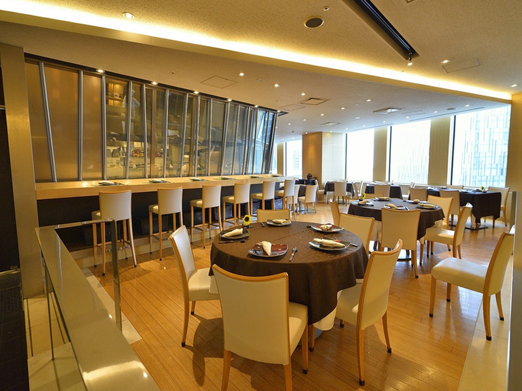 洗練された料理を味わいながら、肩肘張らずに過ごせる空間