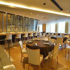 洗練された料理を味わいながら、肩肘張らずに過ごせる空間