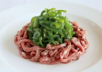 新感覚　黒毛和牛サーロインの真空仕立てチンジャオロース