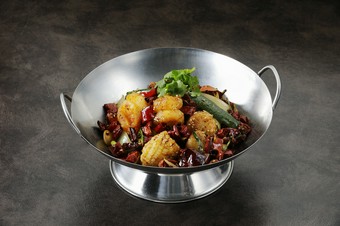 成都で大人気！海鮮と旬野菜の汁なし麻辣炒め