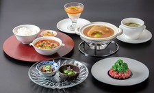個室は8名様以上（コース8名分から）
ランチは9000円コース～
ディナーは12100円コース～となっております