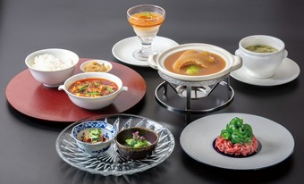 個室は8名様以上（コース8名分から）
ランチは9000円コース～
ディナーは12100円コース～となっております