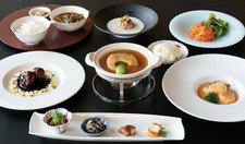 個室は8名様以上（コース8名分から）
ランチは9000円コース～
ディナーは12100円コース～となっております