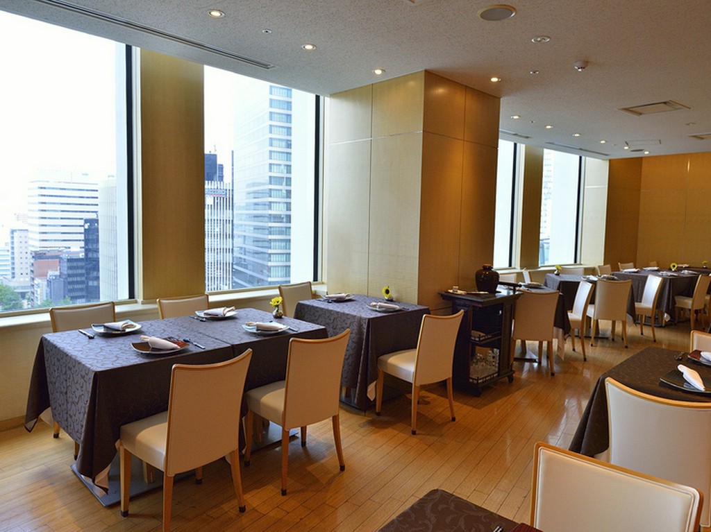 景色を眺めながら、落ち着いた時間を過ごせる洗練された空間