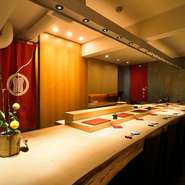 逸品ぞろい、極上のお鮨をいただきながら、品格があり、かつ居心地の良い雰囲気のなかで過ごすひと時。【鮨西むら】は、お誕生日や記念日など、2人の特別な日の食事にお誂え向きです。