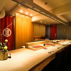 隣り合い、お酒を酌み交わしながら会話を楽しむデートを