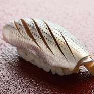 シニアソムリエがおり、「お鮨とワイン」へのこだわり、鮨とお酒のマッチングを体験できるのも魅力の一つです。比較的リーズナブルで、かつ美味しいワインが充実。全国から選りすぐりの日本酒や焼酎もあります。