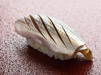 お鮨に合わせて、シニアソムリエがワインや日本酒をセレクト