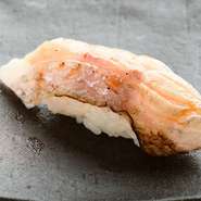 毎朝、店主自らが市場に出向き、自慢の目利きで鮮魚を厳選。素材選びに気を抜かず、その時々のものだけが仕入れられます。旬の素材を使ったお鮨は、まさに絶品です。