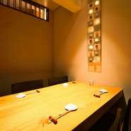 自らが納得できるものを、と仕入れと仕込みをし、お客様が満足する様子を見るのが嬉しい、という店主。一品一品気持ちを込めて丁寧につくられる料理が、接待の席に華を添えてくれます。個室でゆったりとどうぞ。