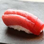 大間のマグロです。隠し包丁を入れ、丁寧に仕上げています。