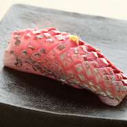 綺麗な飾り包丁が入れられた、職人の技が光る繊細な一品。醤油の乗りが良く、口に入れると消えてなくなるような食感で、シャリとの一体感が抜群です。