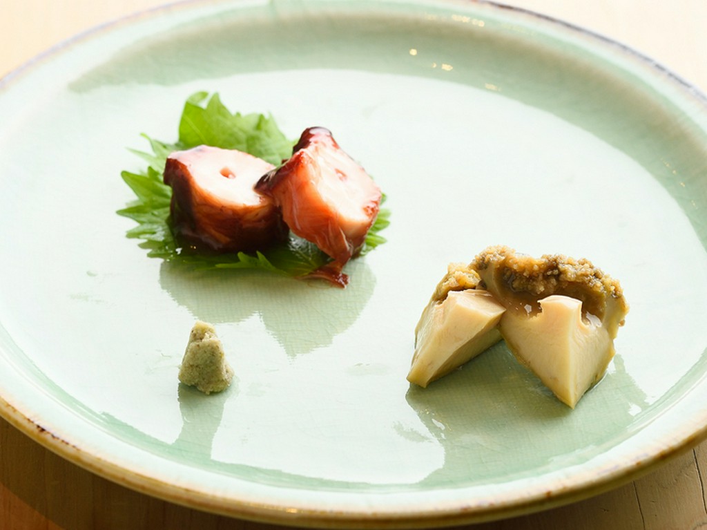 タコとは思えないほどの、トロりとした柔らかさ『タコの桜煮、アワビの酒蒸し』