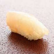 鯛の昆布〆は、昆布の風味がしっかりと入っています。