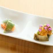 毎朝、直接市場に出向き、自身で目利き。大間の本マグロ、金華鯖、長崎ののどぐろ、北海道のうになど、その時期に最上級のものを使用しています。鮨のネタはもちろん、ガリ、塩、海苔などの素材すべてにおいて厳選。