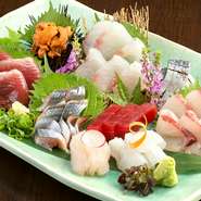 お刺身の盛り合わせです。定番の魚と、その日その日によって変わる厳選の魚を堪能できます。