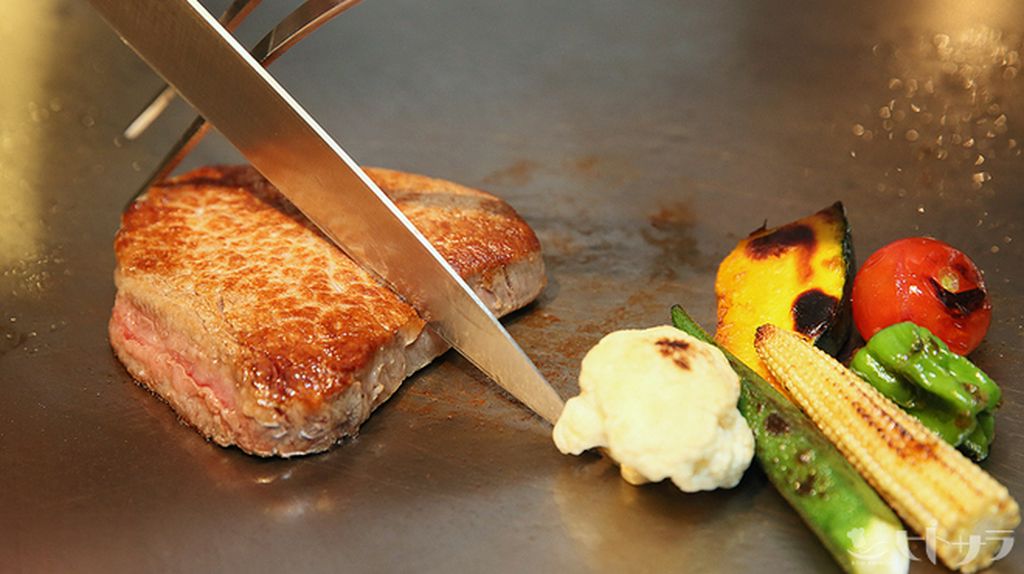 L字の鉄板カウンターなら、顔を合わせながらお食事頂けます。