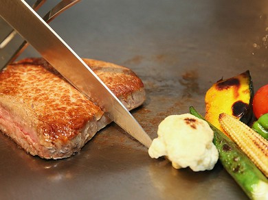 L字の鉄板カウンターなら、顔を合わせながらお食事頂けます。