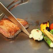 地元愛知県大府市で三代に亘り続く下村牧場から直送。肉の柔らかさは絶品。美味しいワインに舌鼓を打ちながら、目の前でお好みの焼き加減に仕上がる下村牛をお楽しみください。(焼き野菜は別オーダーとなります)