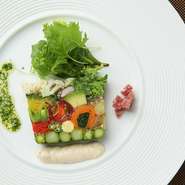 22種類のお野菜それぞれに異なる下処理が必要で、繊細な工程を要するテリーヌはやさしいコンソメに包まれた素材の味が引き立て合い、手間暇以上の美味しさと彩りで楽しませてくれる一品です。