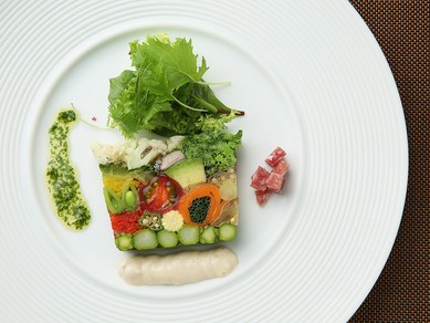 繊細に仕上げられた彩り豊かな『22種類の野菜のテリーヌ』