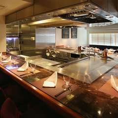 目の前の鉄板で繰り広げられる、圧巻のパフォーマンス