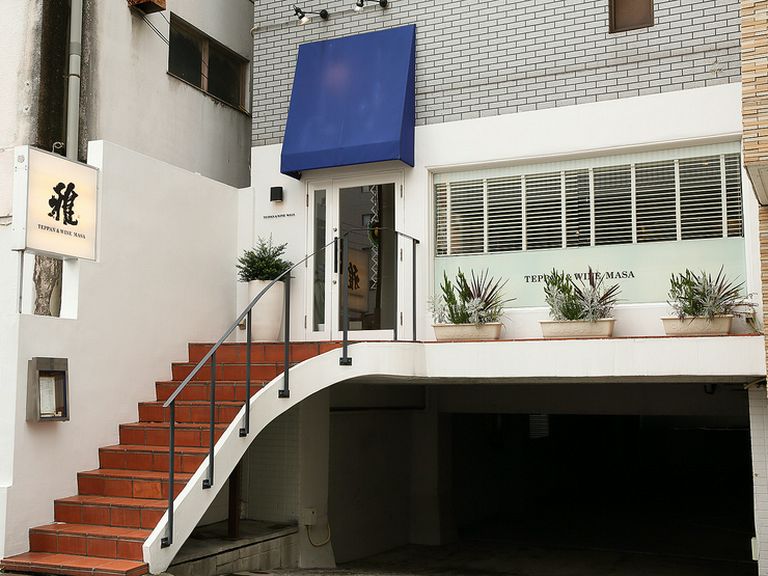 鮮やかな青いシェードが目印