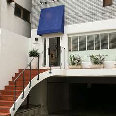 鮮やかな青いシェードが目印