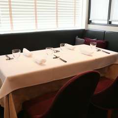 優雅なひとときを過ごせる、座り心地抜群のテーブル席