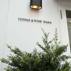 玄関脇の壁には、スタイリッシュな店名のロゴ