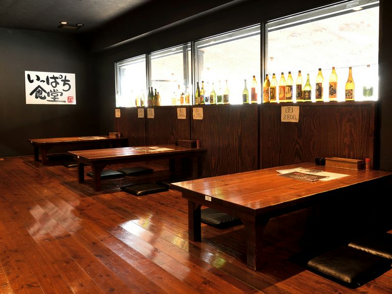 敷居のない広々とした座敷で行う宴会は料理も飲み物も格別