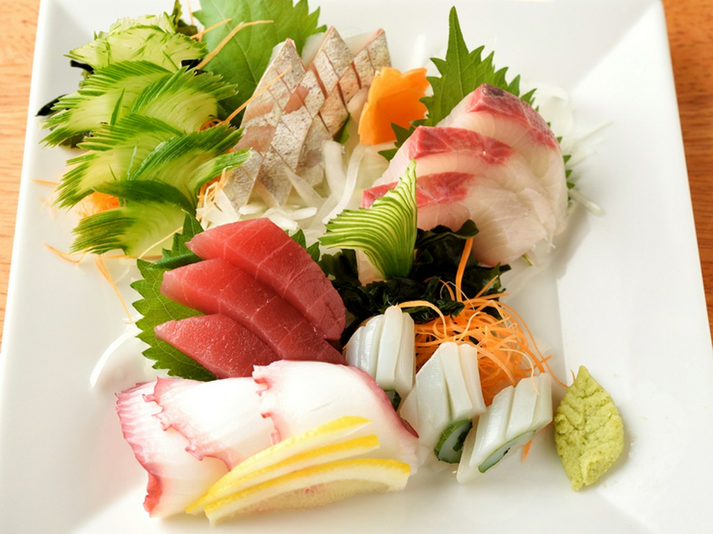 毎朝仕入れる新鮮な『お刺身5種盛り合わせ』は季節の贈り物