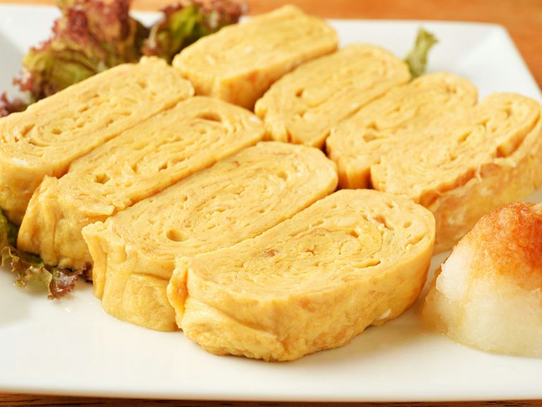 お店で1番の人気なメニュー『だしまき玉子』はジャンボサイズ