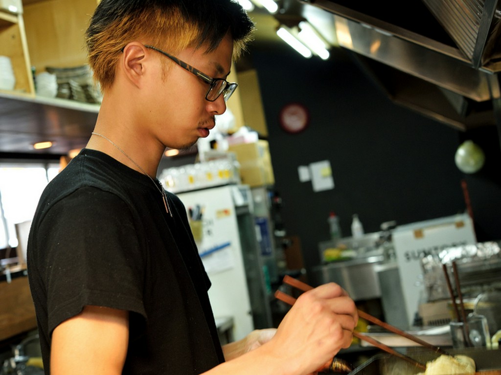 店員の明るい笑い声が店内に響き渡る賑やかなお店