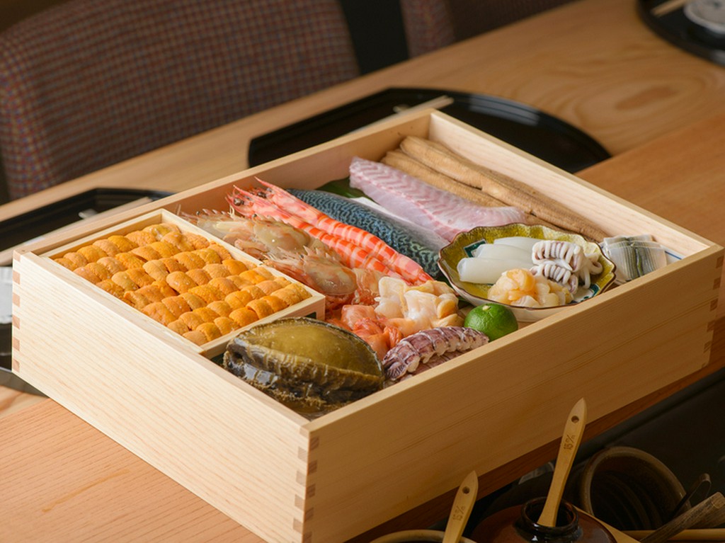 北陸の海の幸を中心に、日本全国の旬の旨い食材を絶品の鮨ネタに