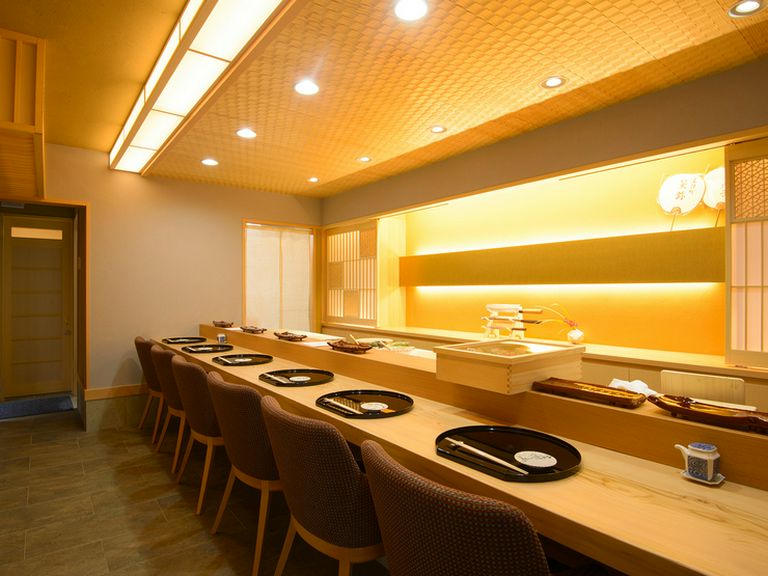 【小松弥助】の技を継ぐ鮨職人の手仕事をカウンター席で楽しむ