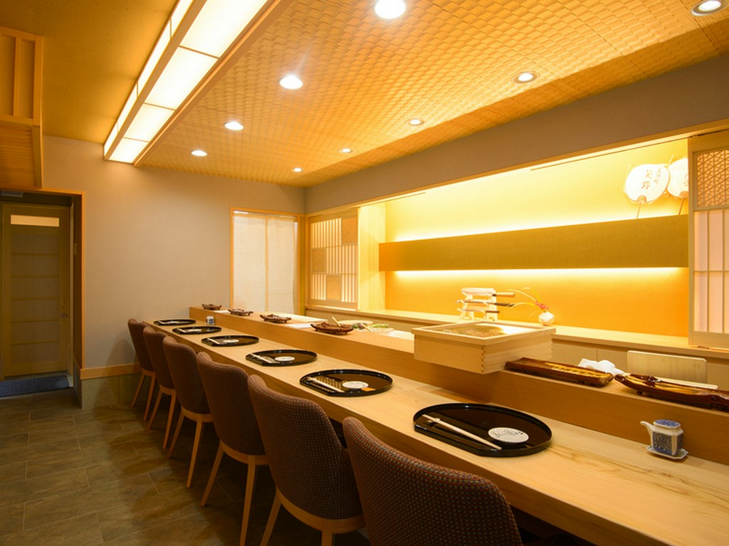 【小松弥助】の技を継ぐ鮨職人の手仕事をカウンター席で楽しむ