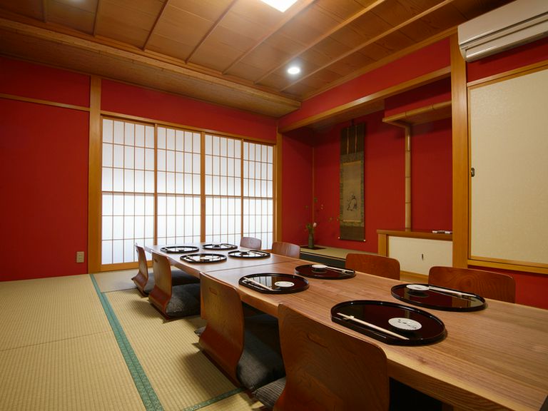 べんがら壁の座敷席と落ち着いたテーブル席、2つの個室をご用意